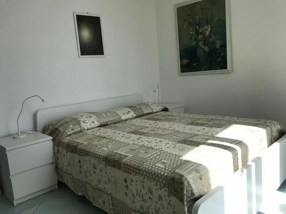 1 dormitorio con 1 cama y una foto en la pared en Il Fico “Villa Nunzia”, en Isquia