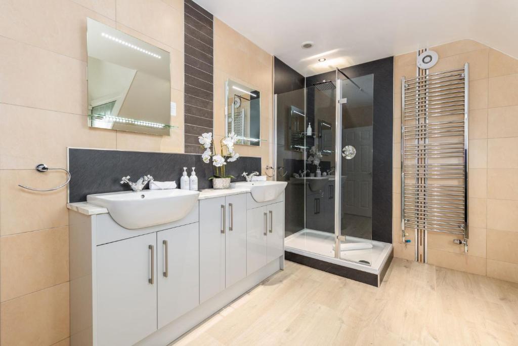 Koupelna v ubytování Wheatlands Lodge-Windermere - Award Winning - Adult Only - Free Car Park