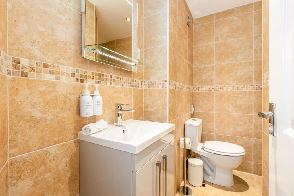 Koupelna v ubytování Wheatlands Lodge-Windermere - Award Winning - Adult Only - Free Car Park