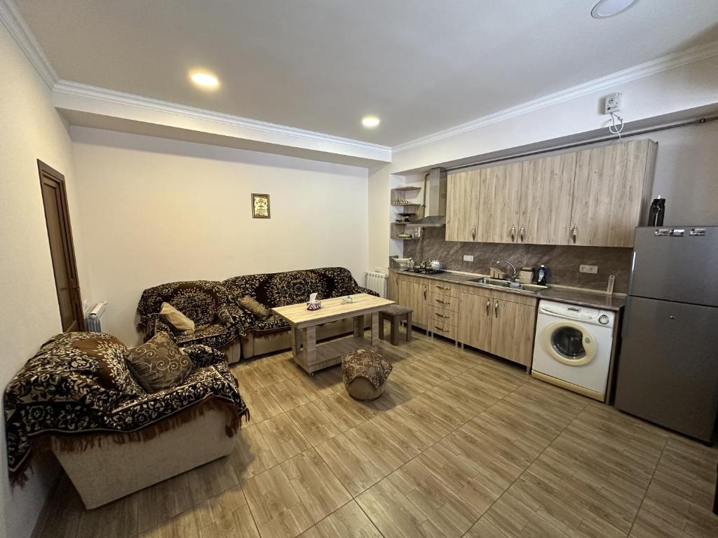 een woonkamer met een bank en een tafel bij Jermuk Mini Apartment in Dzjermoek