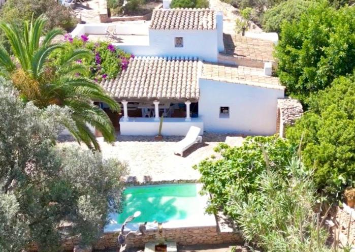 una vista aérea de una casa con piscina en Can Toni Platera, en Sant Francesc Xavier