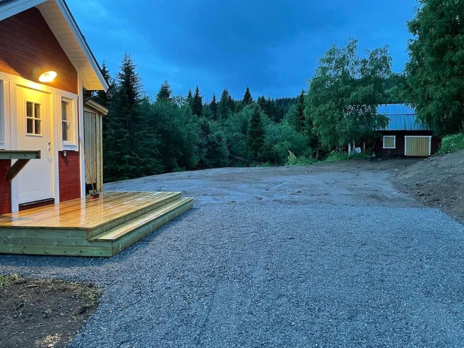 un bâtiment avec une terrasse à côté d'une maison dans l'établissement 8 bed house in Vik, Åre, à Åre