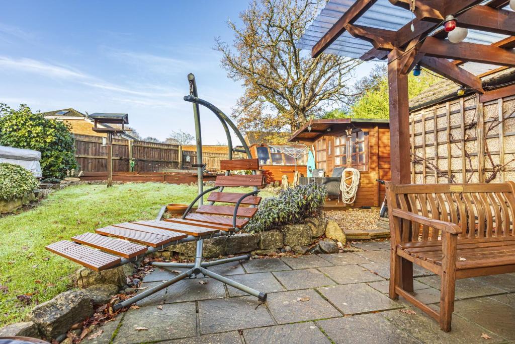 grupa ławek siedzących na dziedzińcu w obiekcie Cozy Cottage, Secure Garden, Dog Freindly w Bournemouth