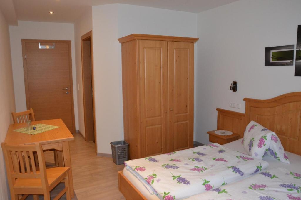 Postel nebo postele na pokoji v ubytování Gästezimmer Peterbauer