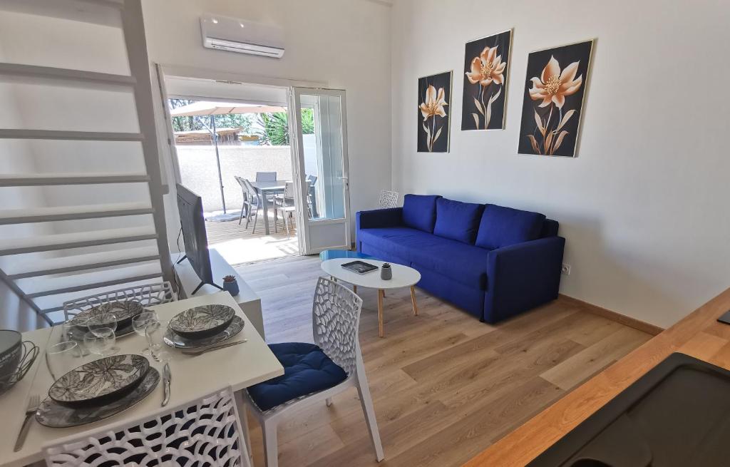 Khu vực ghế ngồi tại Maison Rénovée à Marseillan Plage