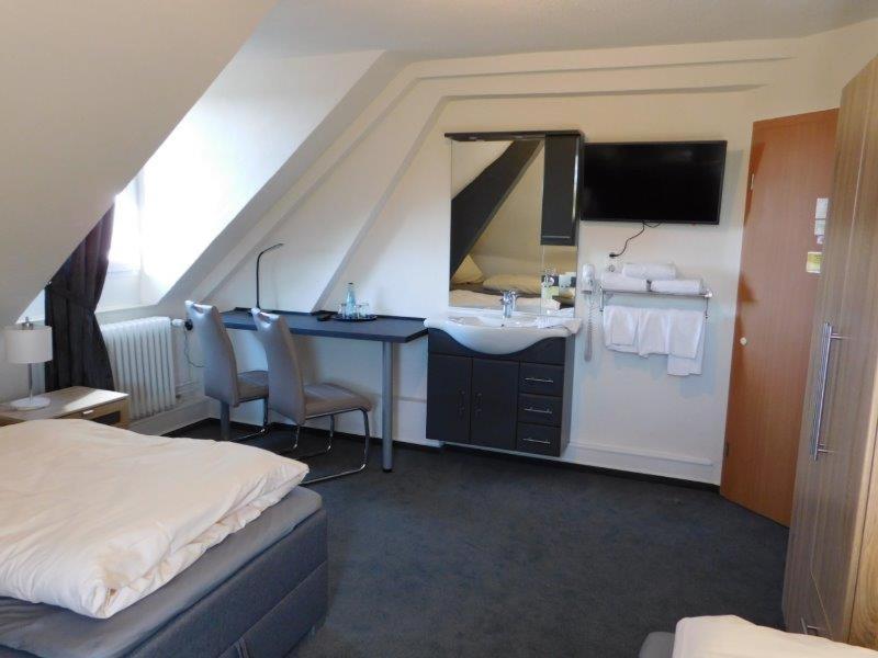 Hotel Romäus - Triple Room With Shared Bathroom