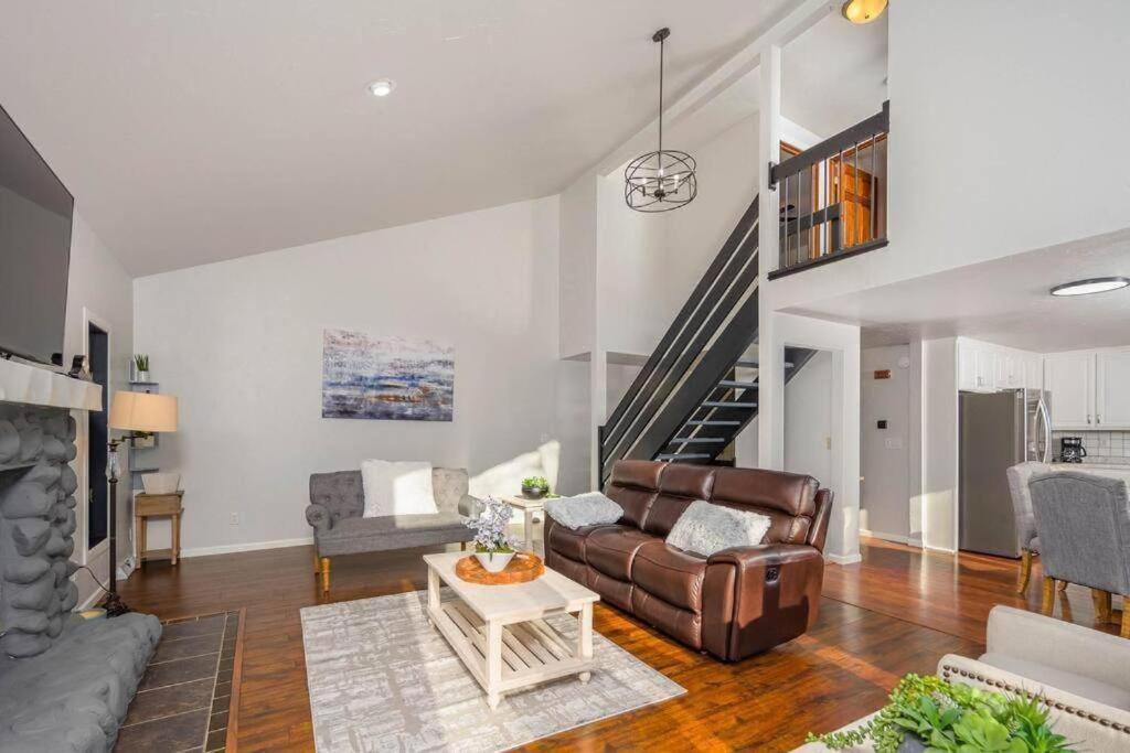 - un salon avec un canapé et une table dans l'établissement Green Bay Cozy home, 3 bed rooms, 6 beds, 2 bath, à Green Bay