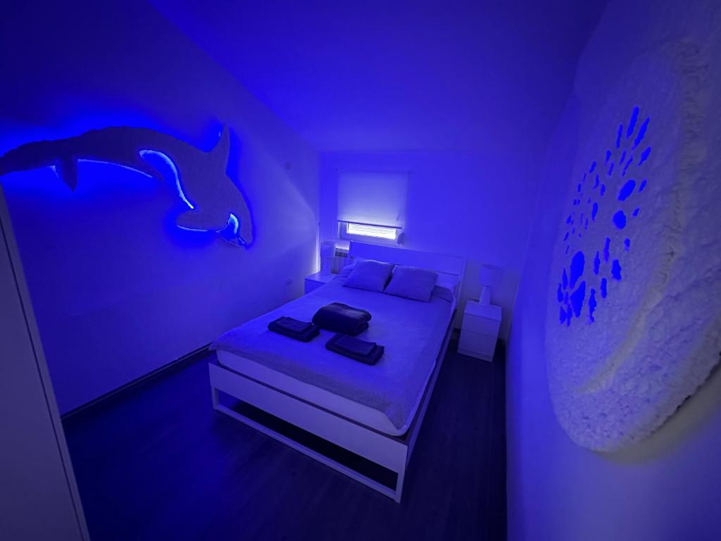 um quarto roxo com uma cama com um golfinho na parede em Apartman Dunav em Rospi Ćuprija