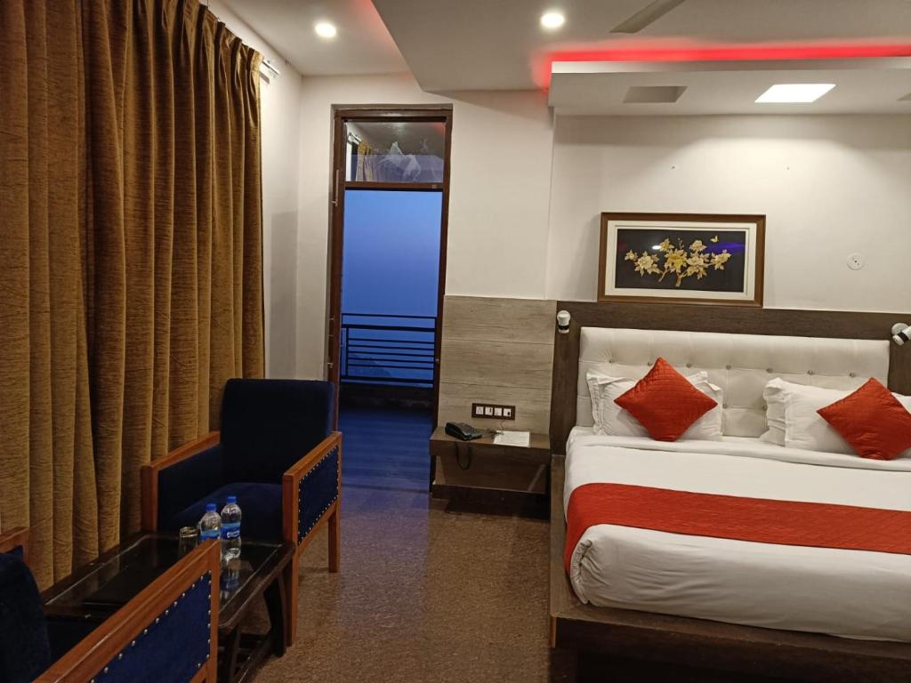 King Castle Mcleodganj-centrally heated and air cooled- Near MALL Road - Free Parking - Deluxe Double Room With Balcony