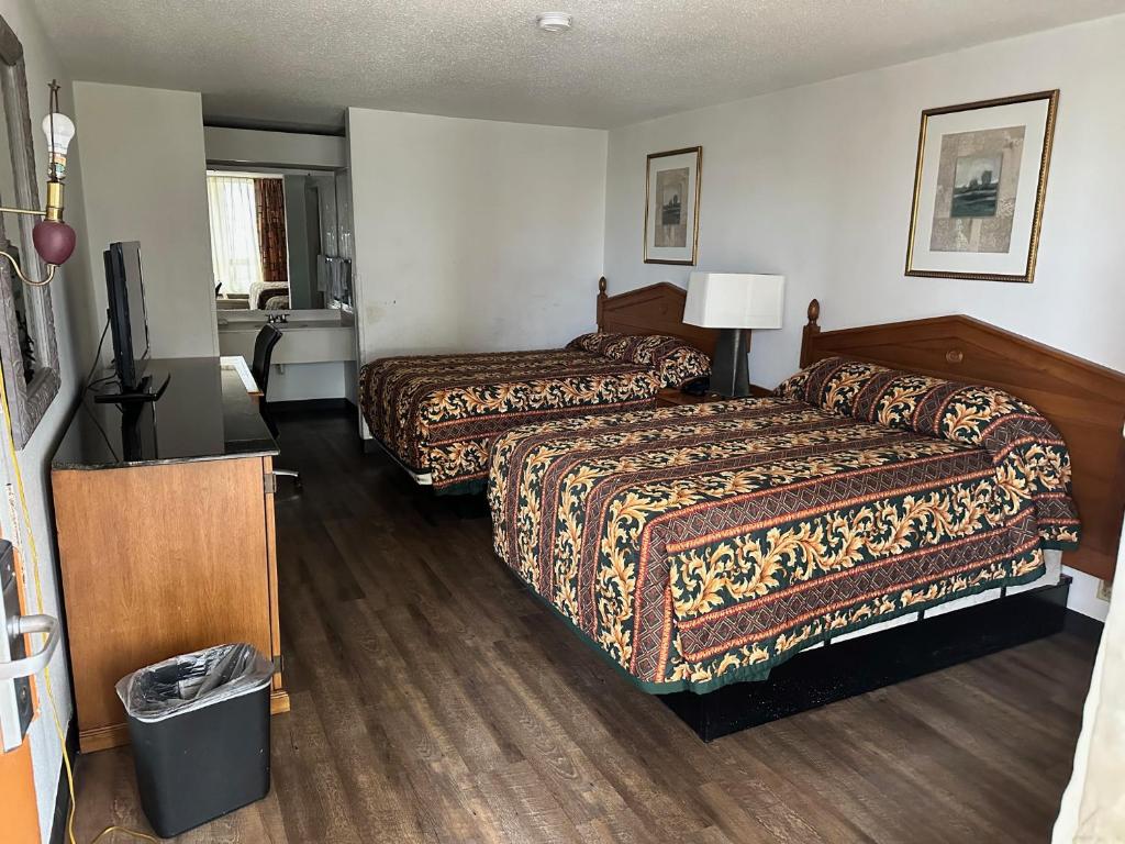 Executive Inn - Double Room With Private Bathroom