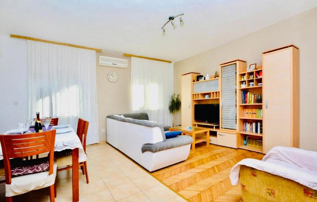 sala de estar con sofá y comedor en Apartments Dalmatia, en Kaštela