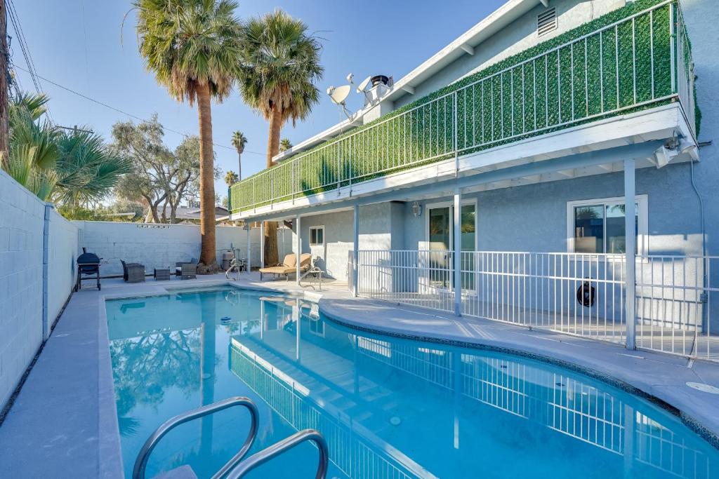 ein Pool vor einem Haus mit Palmen in der Unterkunft Modern Las Vegas Home with Pool, 5 Mi to The Strip! in Las Vegas