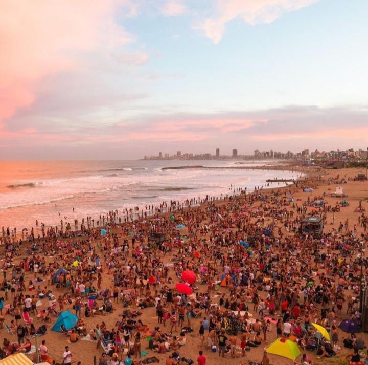 una grande folla di persone su una spiaggia di Hospedaje La Feliz a Mar del Plata