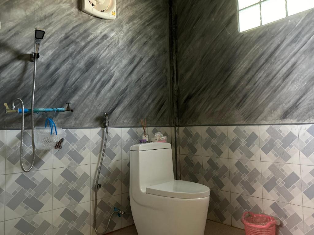 Koupelna v ubytování บ้านสวนพงษ์ศิริ Baan Suan Pongsiri