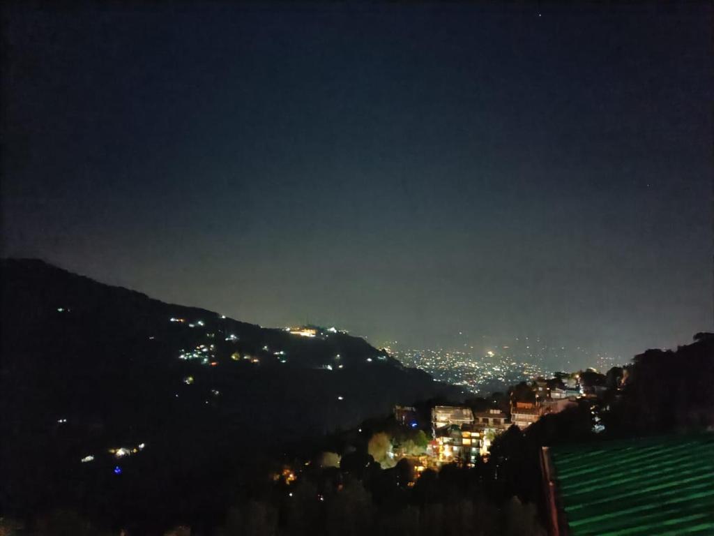 King Castle Mcleodganj-centrally heated and air cooled- Near MALL Road - Free Parking - King Room With Balcony