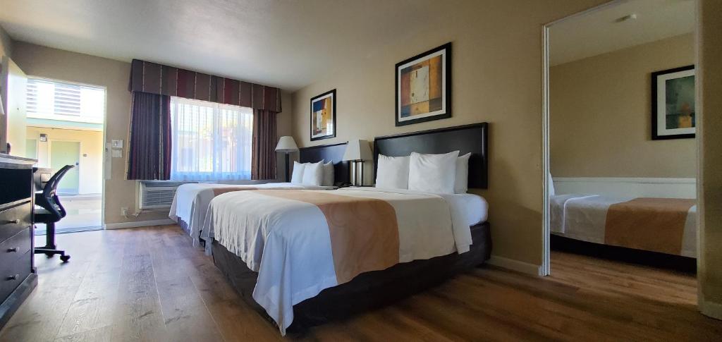 Quality Inn & Suites Anaheim at the Park - Family Suite, 2 Queen Beds, 1 Double Bed, Non Smoking