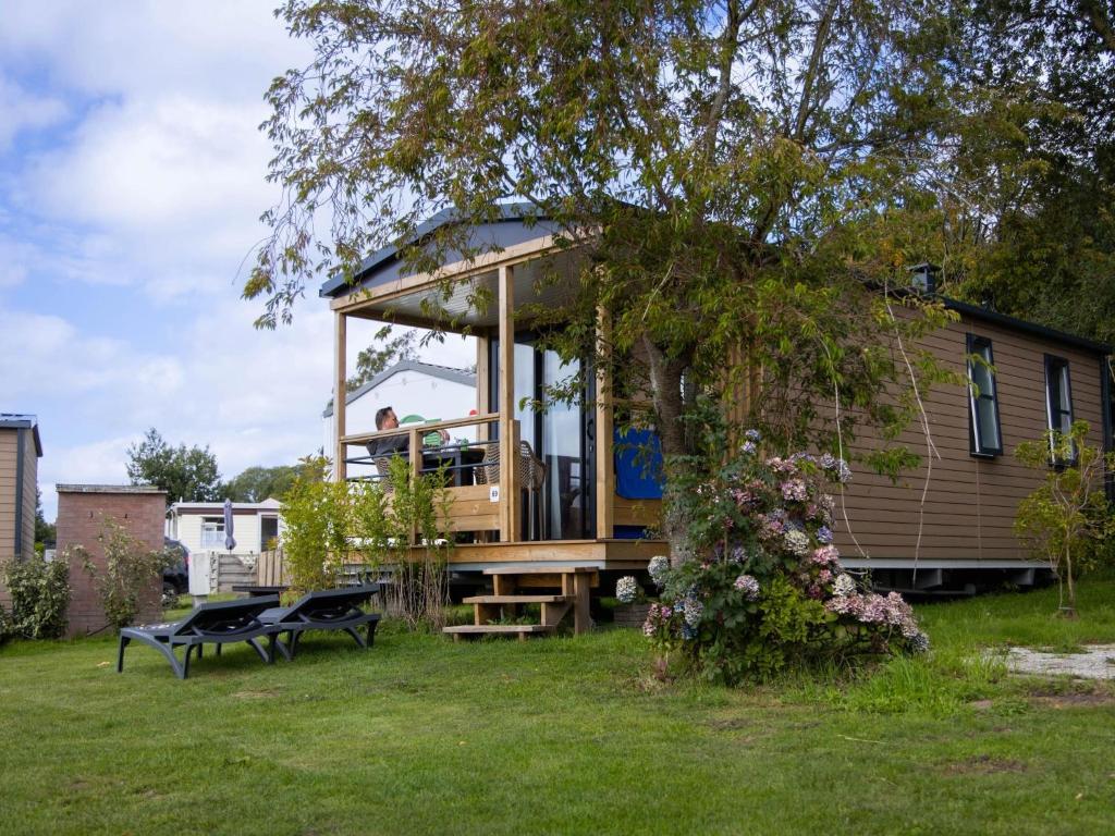 una casa pequeña sentada en la parte trasera de un patio en Wadden Lodge Living, en Westerland