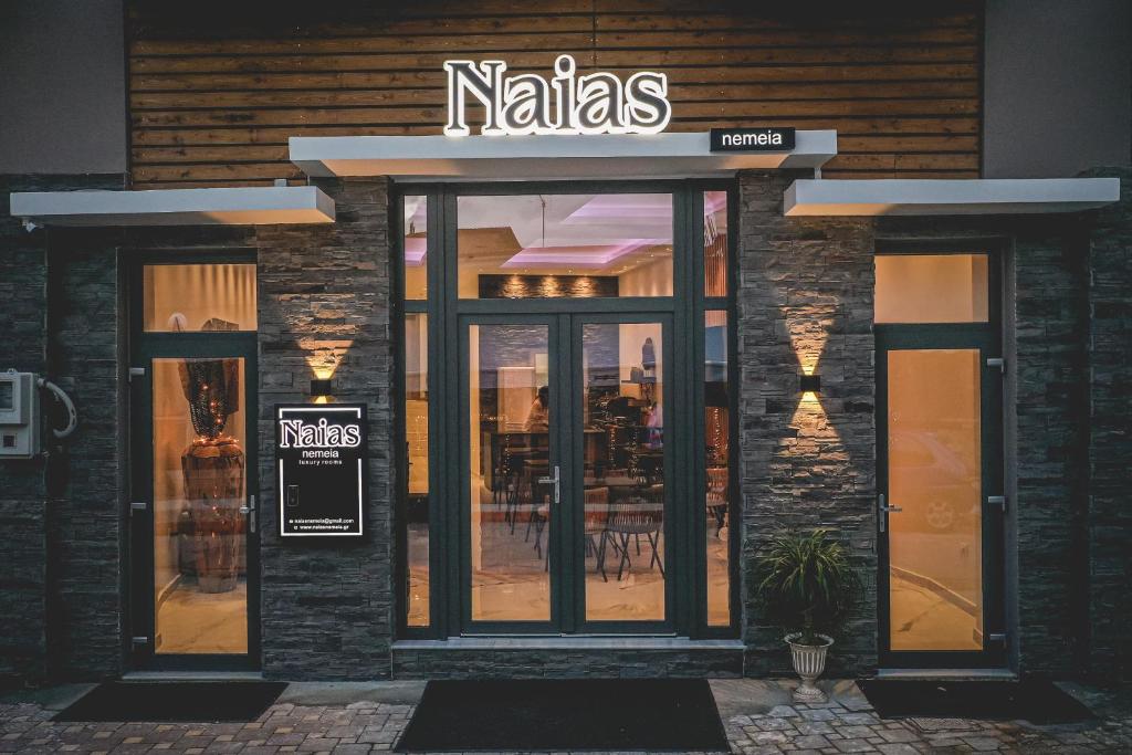 um restaurante com uma placa na lateral de um edifício em Naias Nemeia Luxury Rooms em Neméa