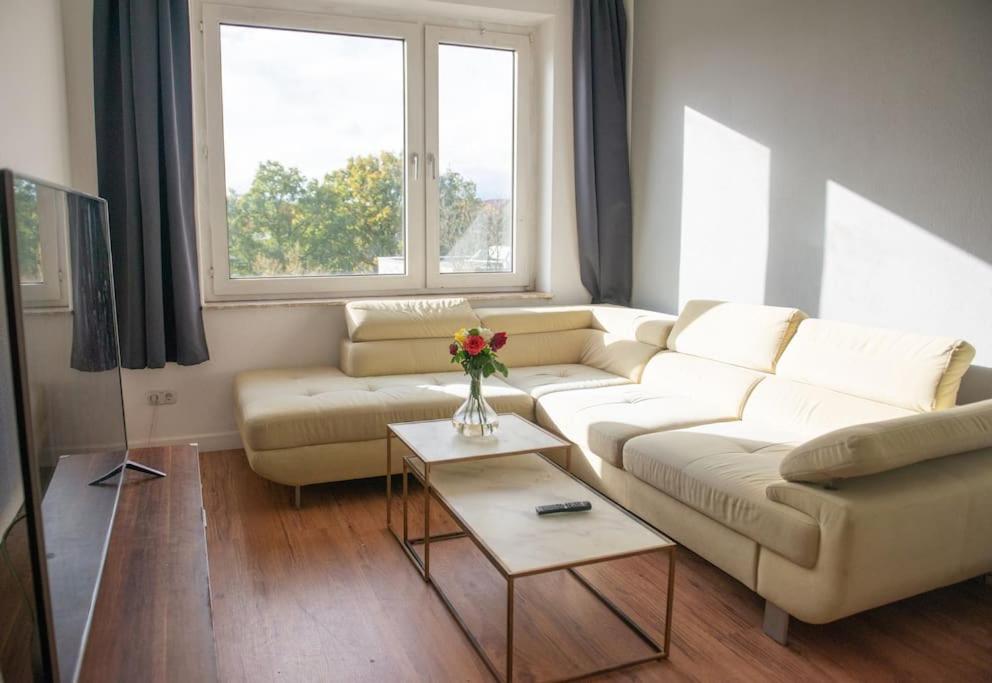 uma sala de estar com um sofá e uma mesa em Ruhige 3-Zimmer-Wohnung Messenah em Hanôver