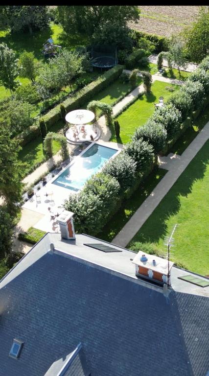 une vue aérienne d'une piscine dans un jardin dans l'établissement LA GRANDE MAISON LGM, à Lesches