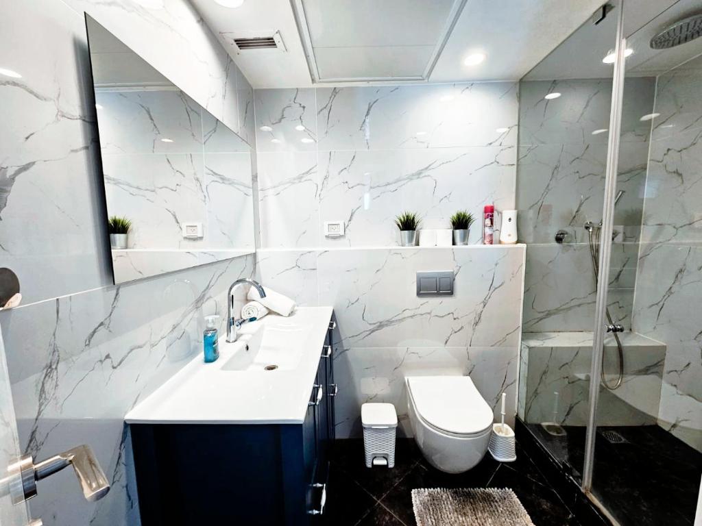 Ванна кімната в GO to apartments in Leonardo