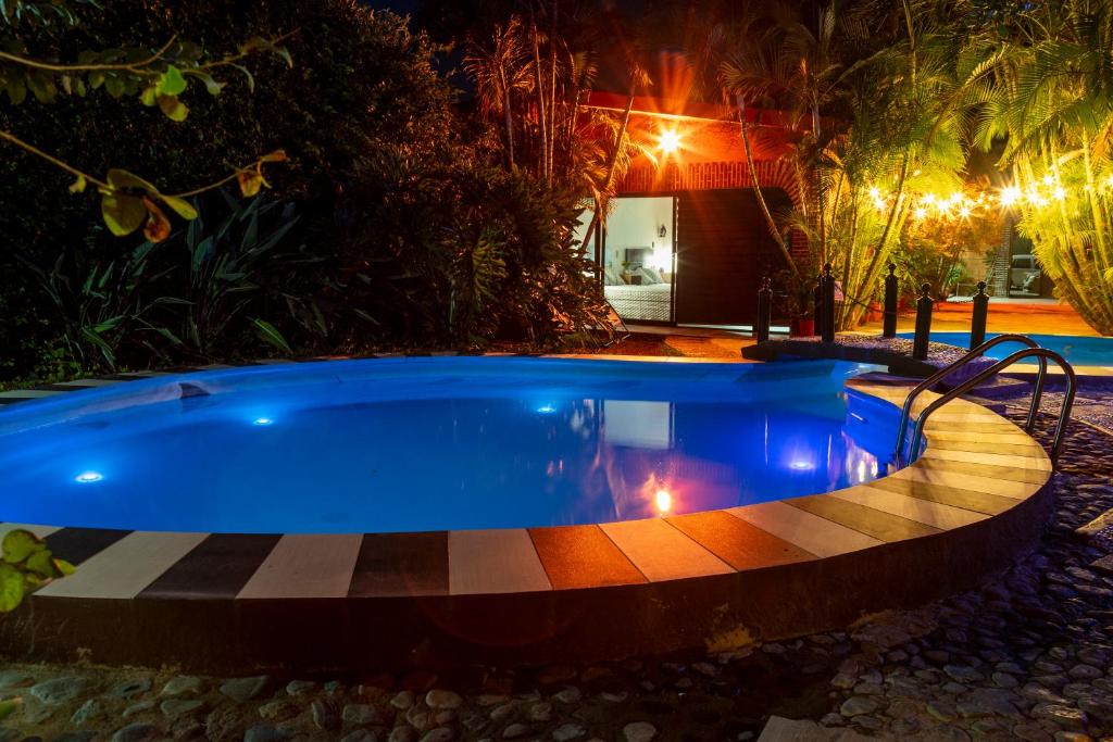 ein Schwimmbad in einem Garten in der Nacht in der Unterkunft Sol de Media Noche Jalisco in Sayula