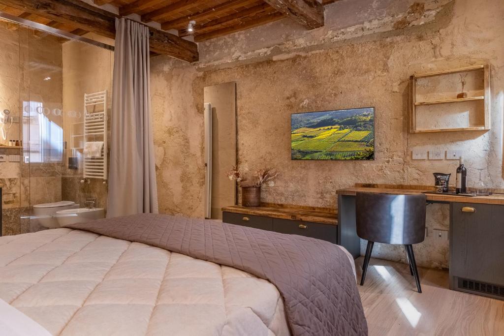 een slaapkamer met een bed, een bureau en een wastafel bij Truffle House Tuscany Tuber Melanosporum Vitt in Montepulciano