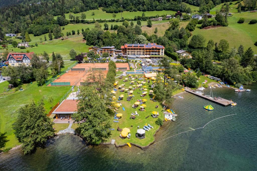 eine Luftansicht eines Resorts auf einem See in der Unterkunft Familien- Sportresort BRENNSEEHOF in Feld am See