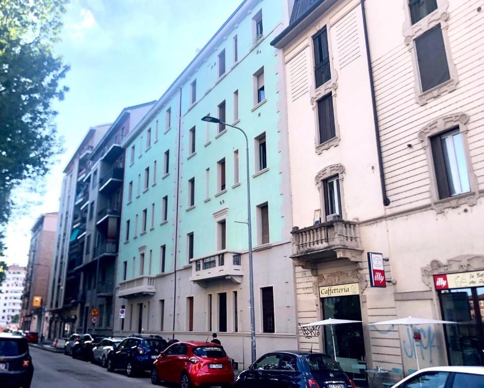 un edificio en una calle de la ciudad con coches aparcados en Mini suite di design, en Milán