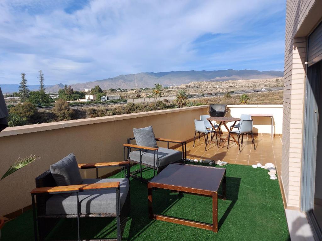 Zdjęcie z galerii obiektu Ático Aire del Andarax con terraza y aparcamiento entre el mar y desierto w mieście Viator