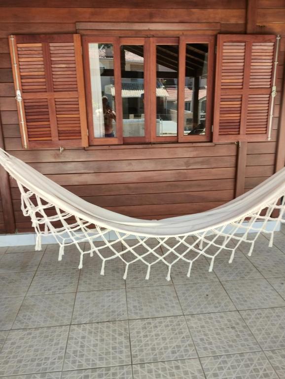 ゴヴェルナドール・セウソ・ラーモスにあるVenha ser felizの建物前の白いハンモック