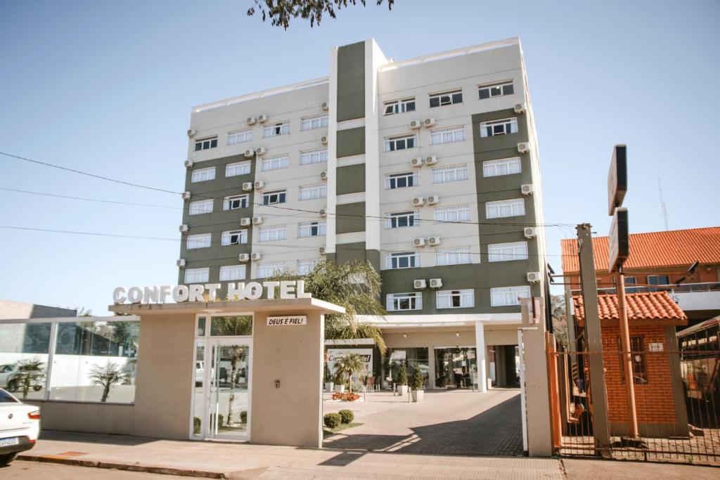 um hotel em frente a um edifício em Confort Fronteira Hotel em Santana do Livramento