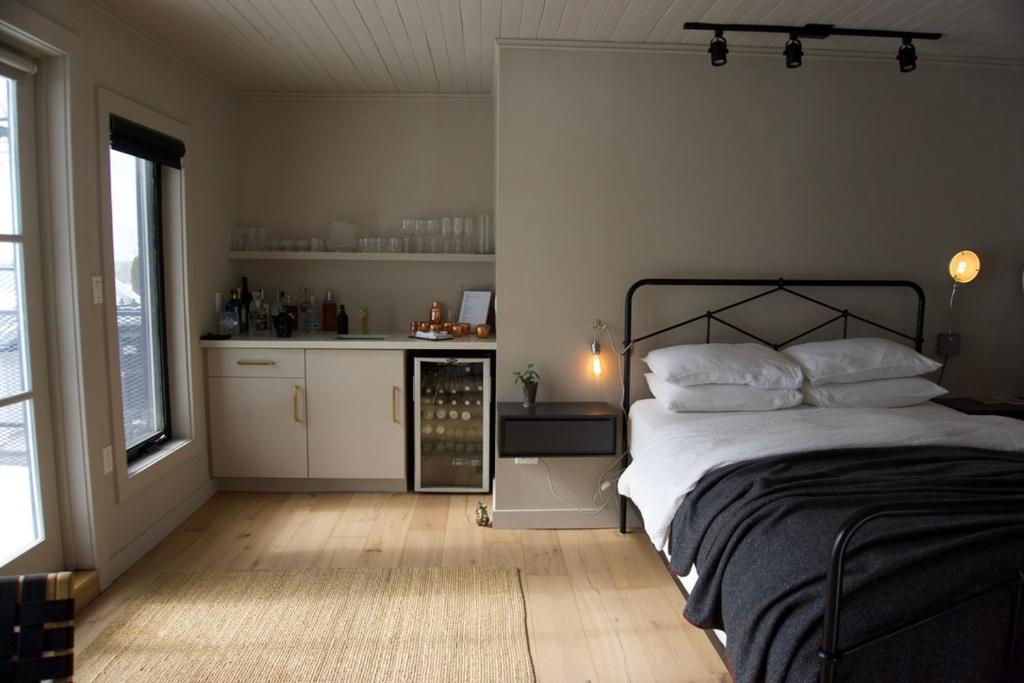 The Lakeside Motel - Maison De Trois Chambres