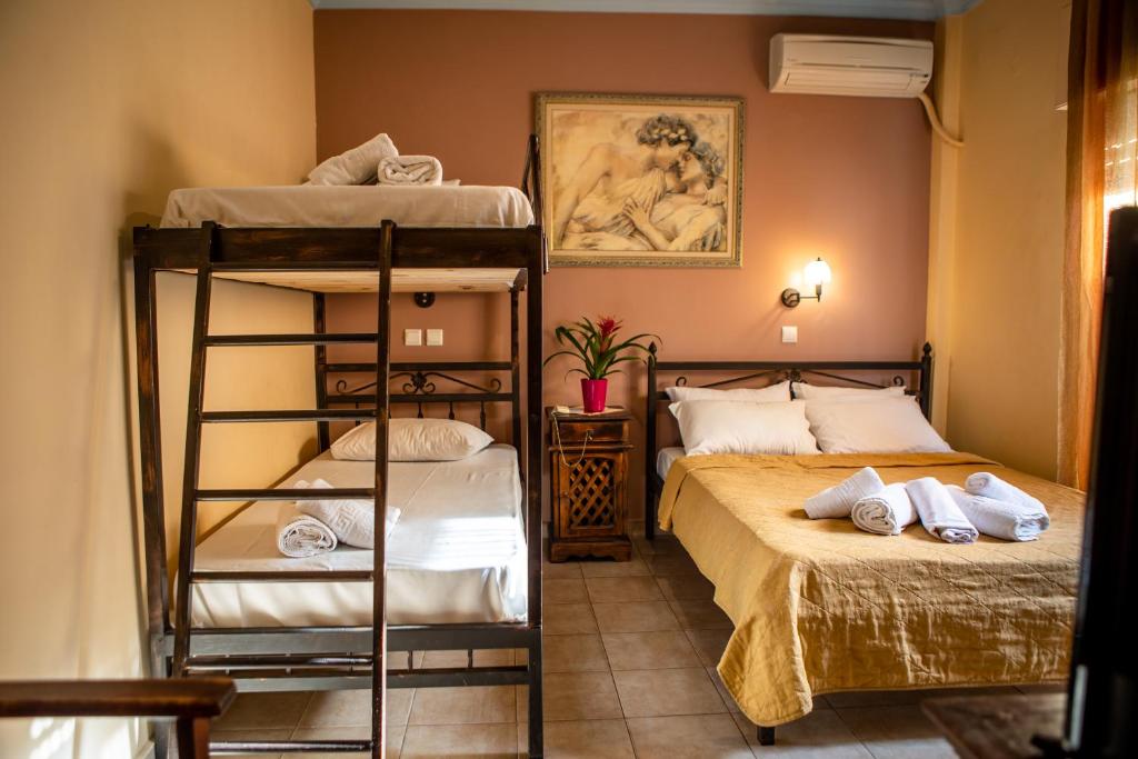 1 Schlafzimmer mit 2 Etagenbetten und einem Gemälde in der Unterkunft Xenia Palace luxury apartments in Nea Vrasna