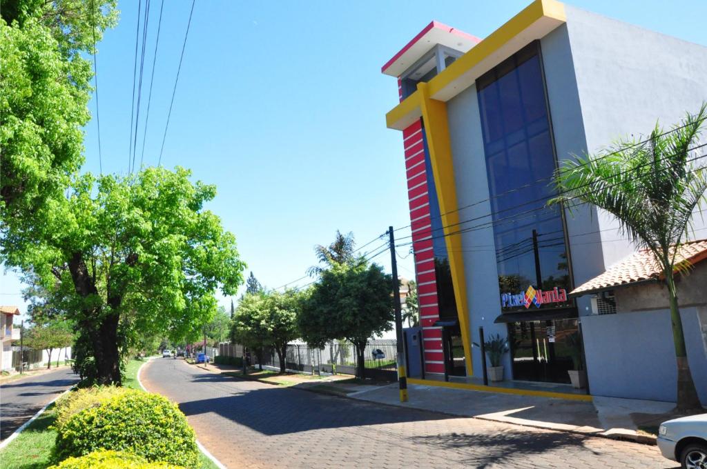 una calle en una ciudad con un edificio en Departamento amplio y completo en Área 8 p/ 6 pers en Ciudad del Este