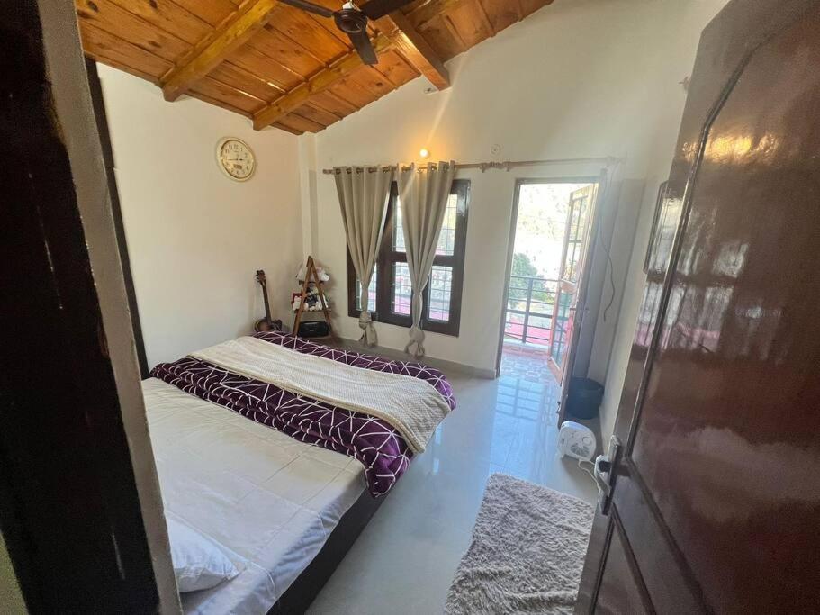 1 dormitorio con 2 camas en una habitación en Alan's cottage, en Bhowāli