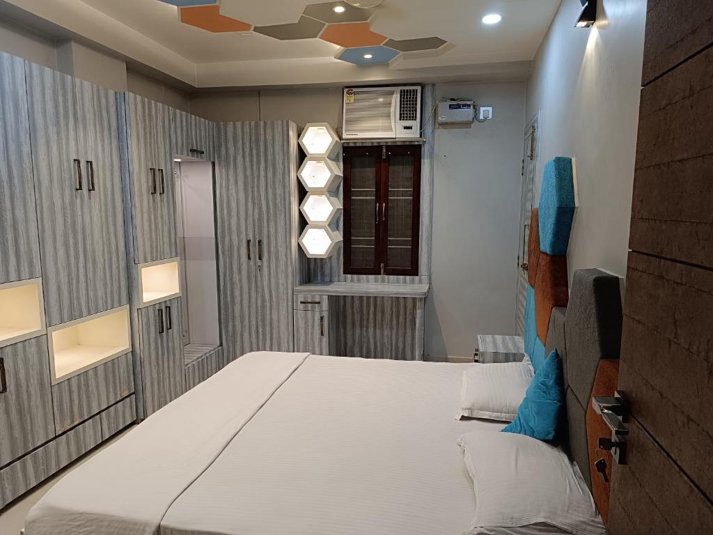 una camera con un grande letto bianco di Stay daily Inn a Varanasi