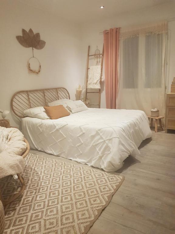 sypialnia z białym łóżkiem i dywanem w obiekcie Magnifique villa de charme avec piscine w mieście Draguignan