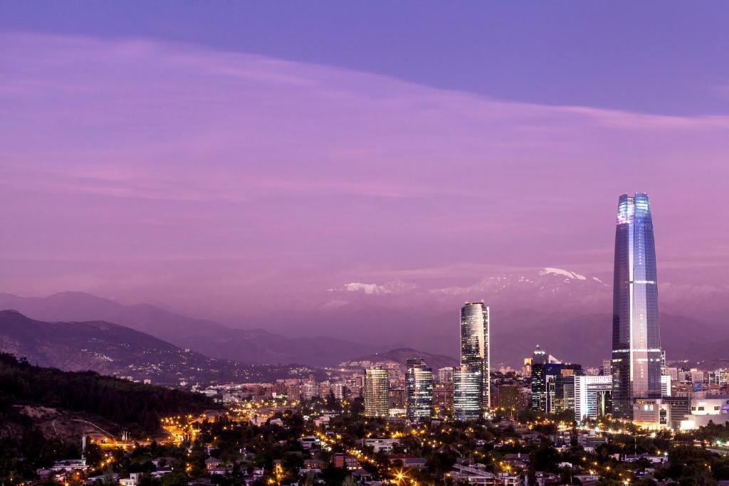 uma vista da cidade à noite em Sheraton Santiago Hotel & Convention Center em Santiago