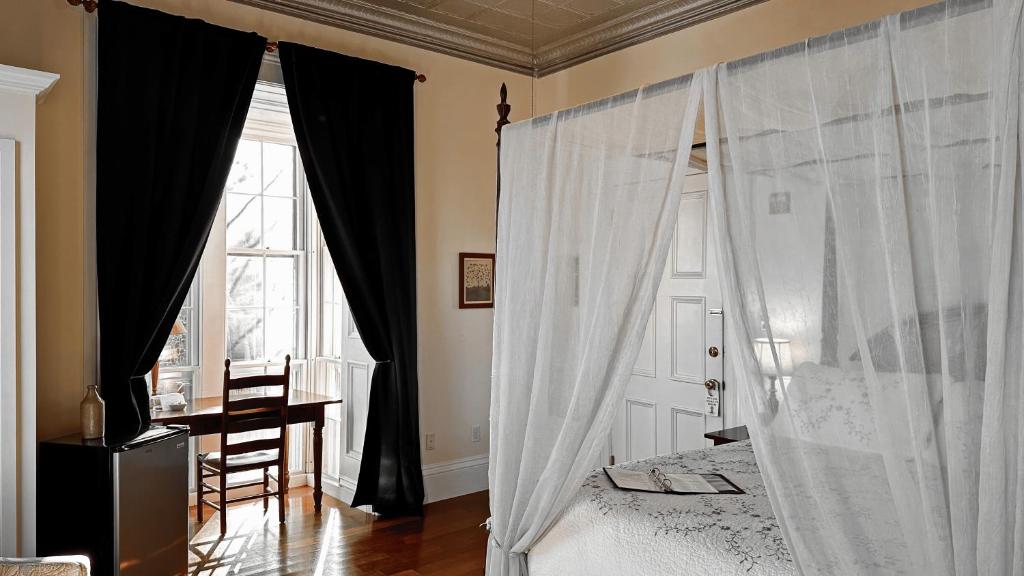 Postel nebo postele na pokoji v ubytování Christopher Dodge House