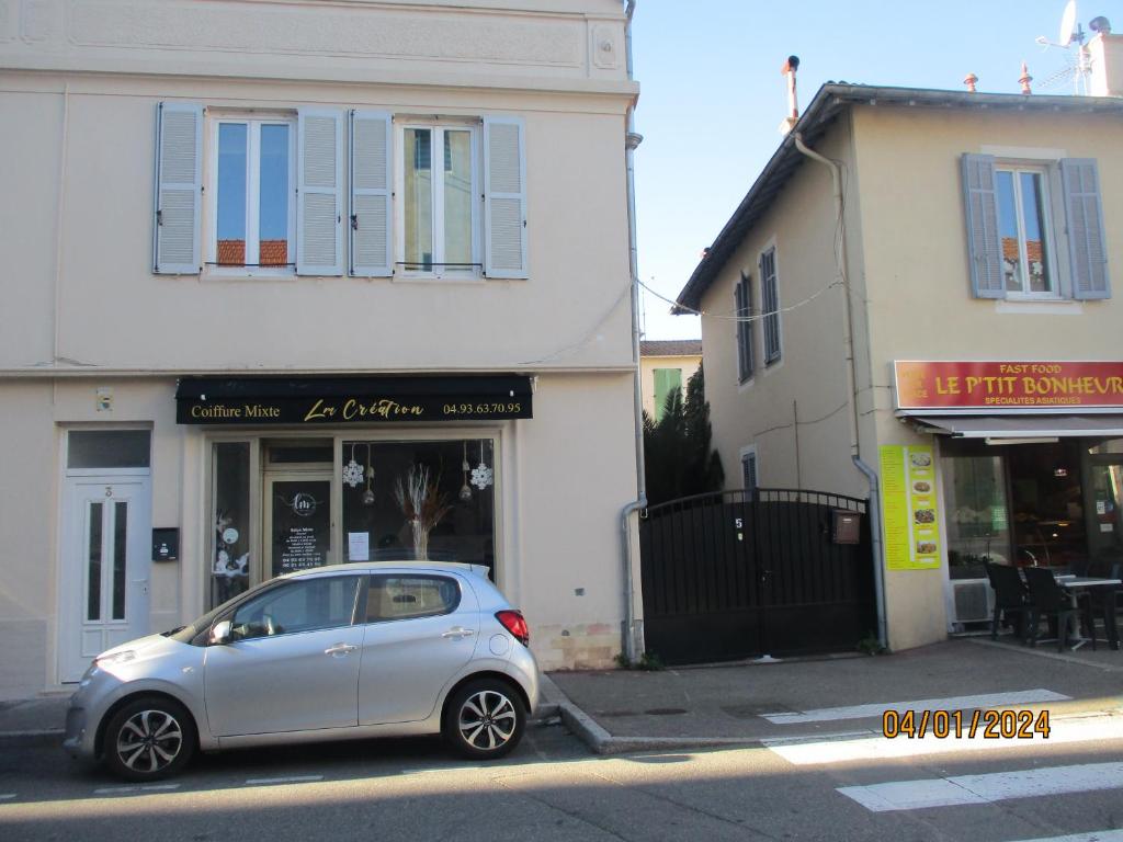 une petite voiture en argent garée devant un bâtiment dans l'établissement appartement 2 pièces, à Vallauris