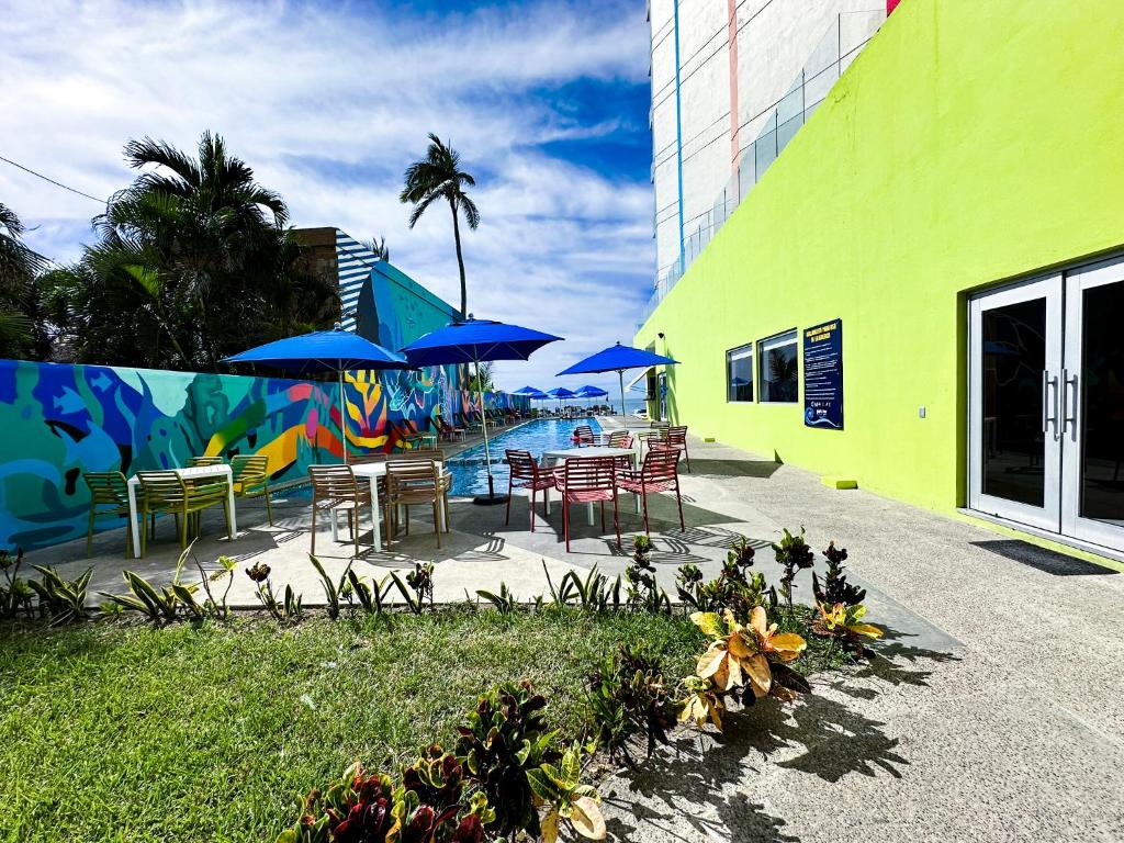 Bazén v ubytování Park Inn by Radisson Mazatlan nebo v jeho okolí