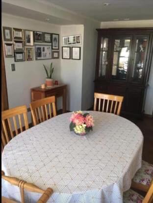una sala da pranzo con tavolo e fiori di Casa Verano Dichato a Dichato