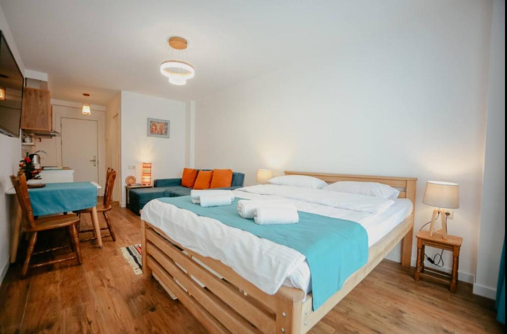 Llit o llits en una habitació de Mountain View Apartment with Balcony next to Gondola Ski Lift