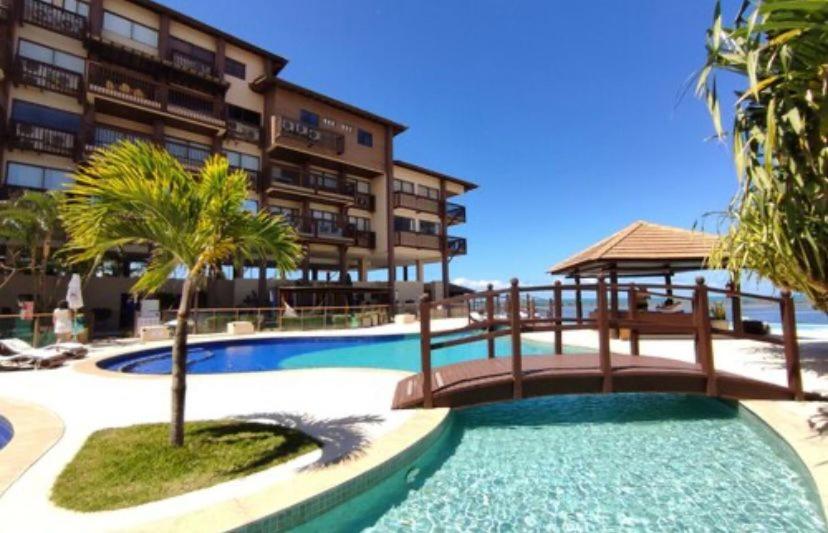 een resort met een zwembad en een gebouw bij Barra Bali Beach Service 323 BARRA DE SÃO MIGUEL in Barra de São Miguel