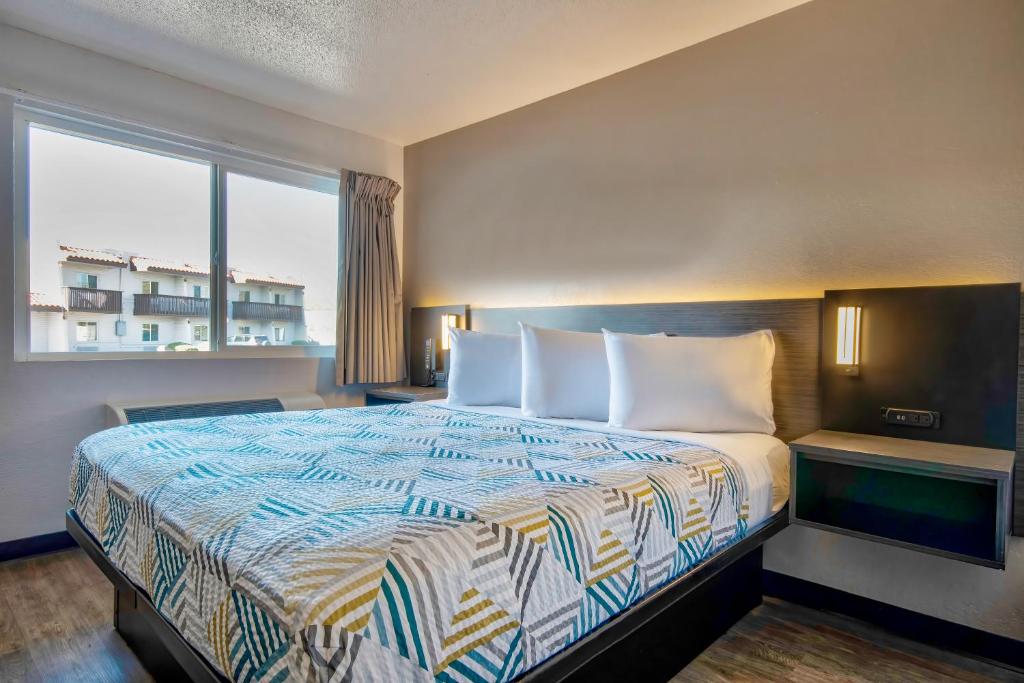 Motel 6 Santa Fe - King Room - Fumo