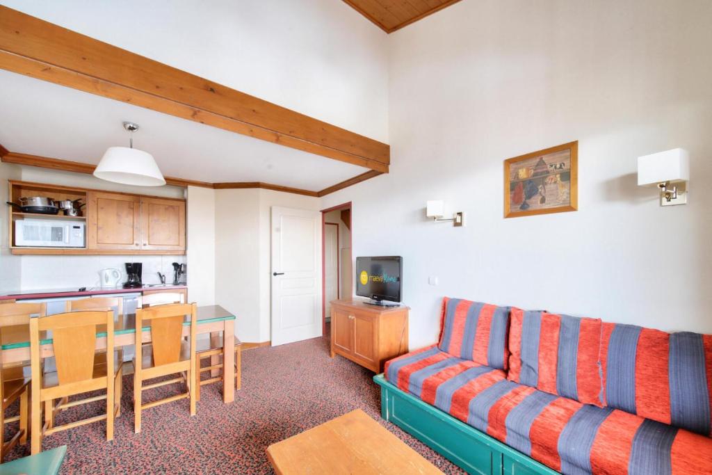 un salon avec un canapé et une table dans l'établissement Résidence La Marelle et Le Rami - maeva Home - Appartement 3 pièces 7 personnes - Sélection MAE-8764, à La Plagne Tarentaise