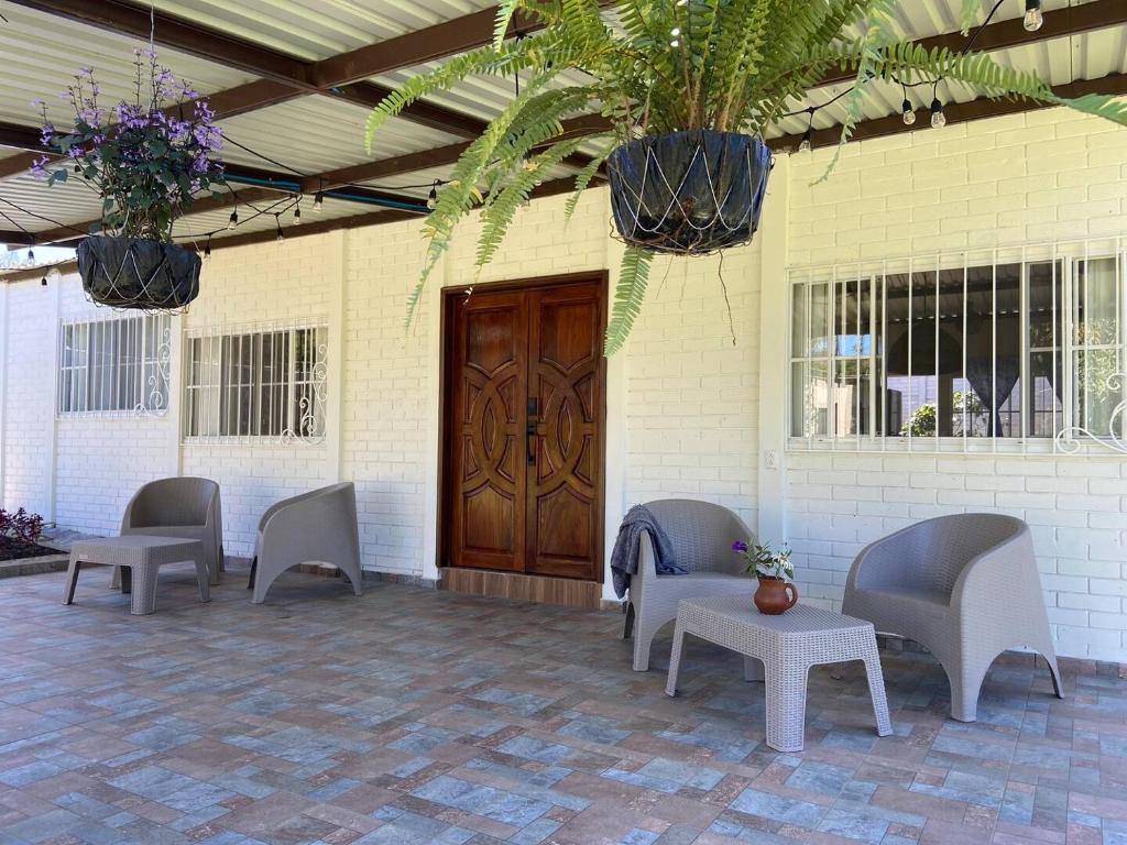 康塞普西翁德阿塔科的住宿－El Hogar del Torogoz，一个带椅子和木门的庭院