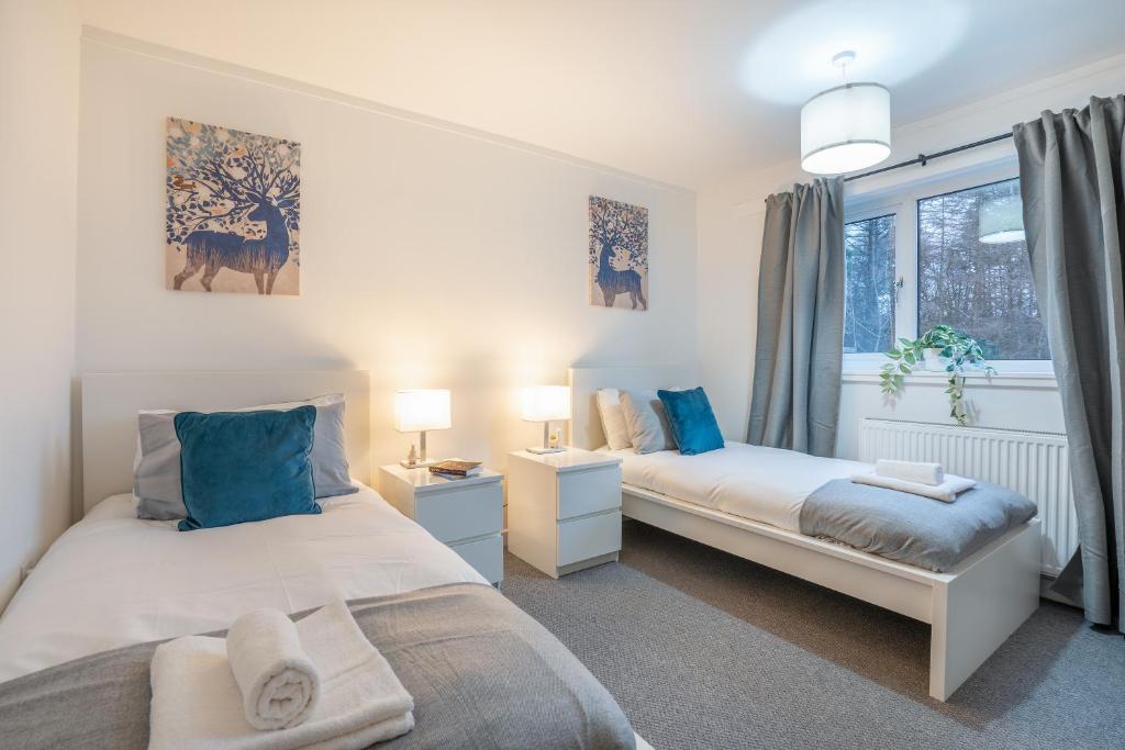 Llit o llits en una habitació de Modern 4 Bed House-Free Parking