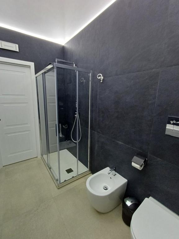 Koupelna v ubytování Falìkrjda Suite & Rooms